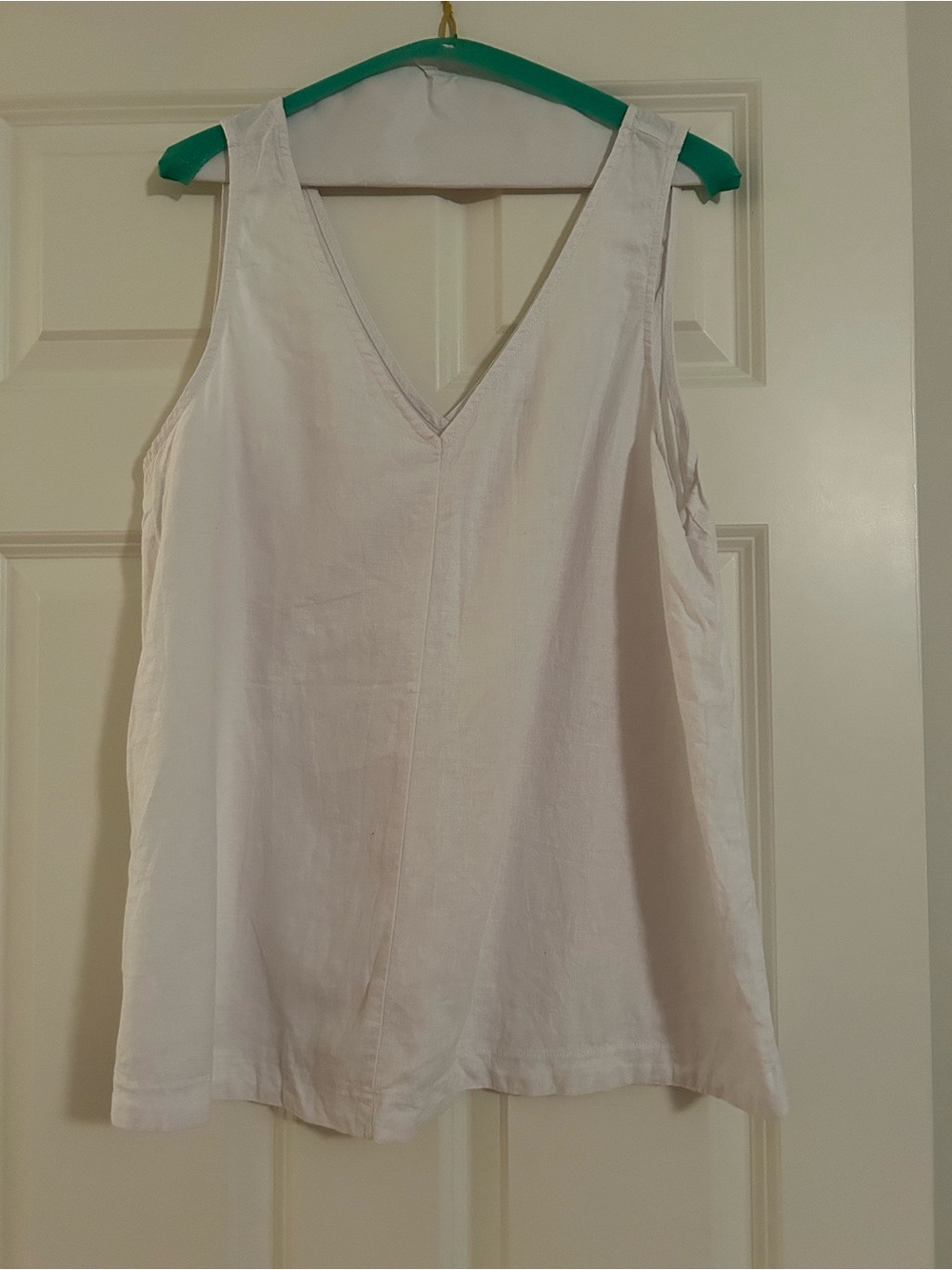 Time and Tru White V-Neck Sleeveless Tank Top